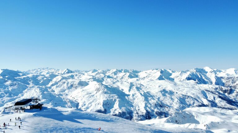 Pourquoi choisir un hébergement au ski dans une station de haute altitude dans les Alpes